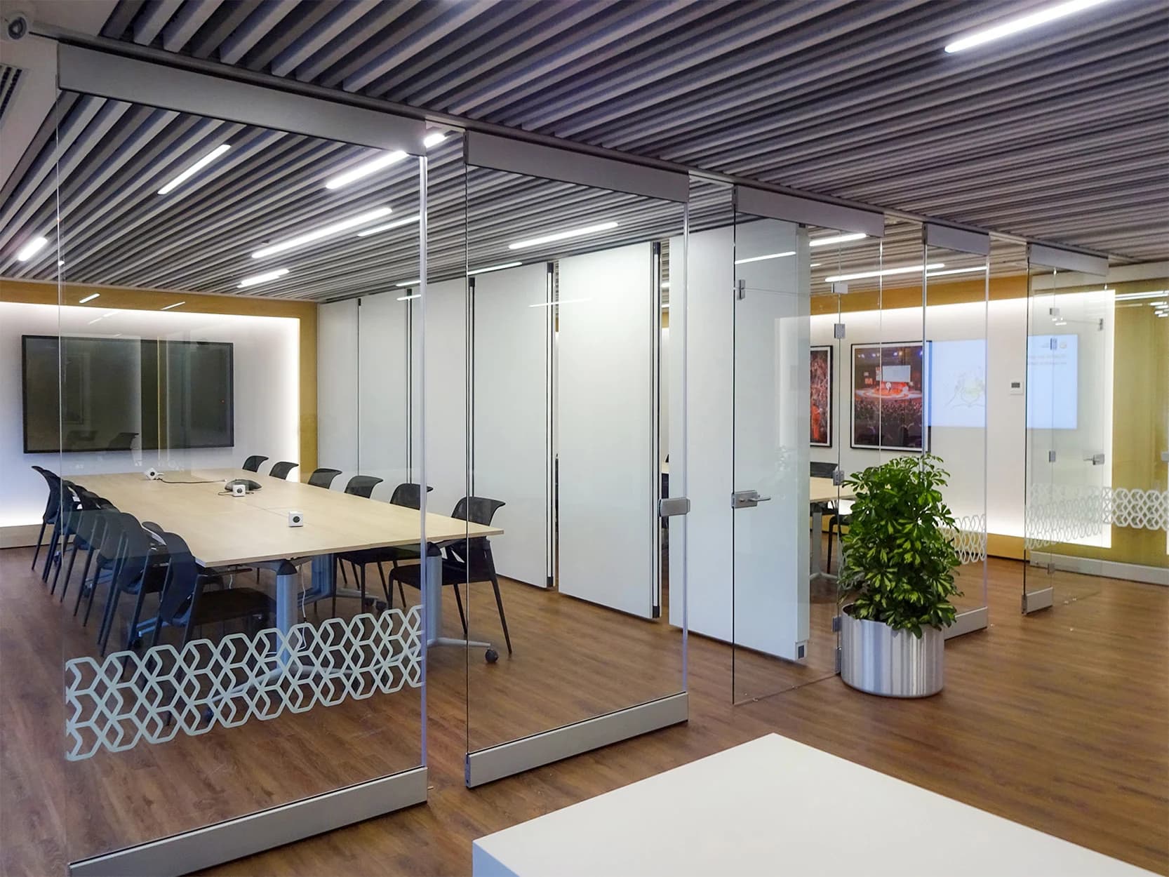 Sala con tabique móvil