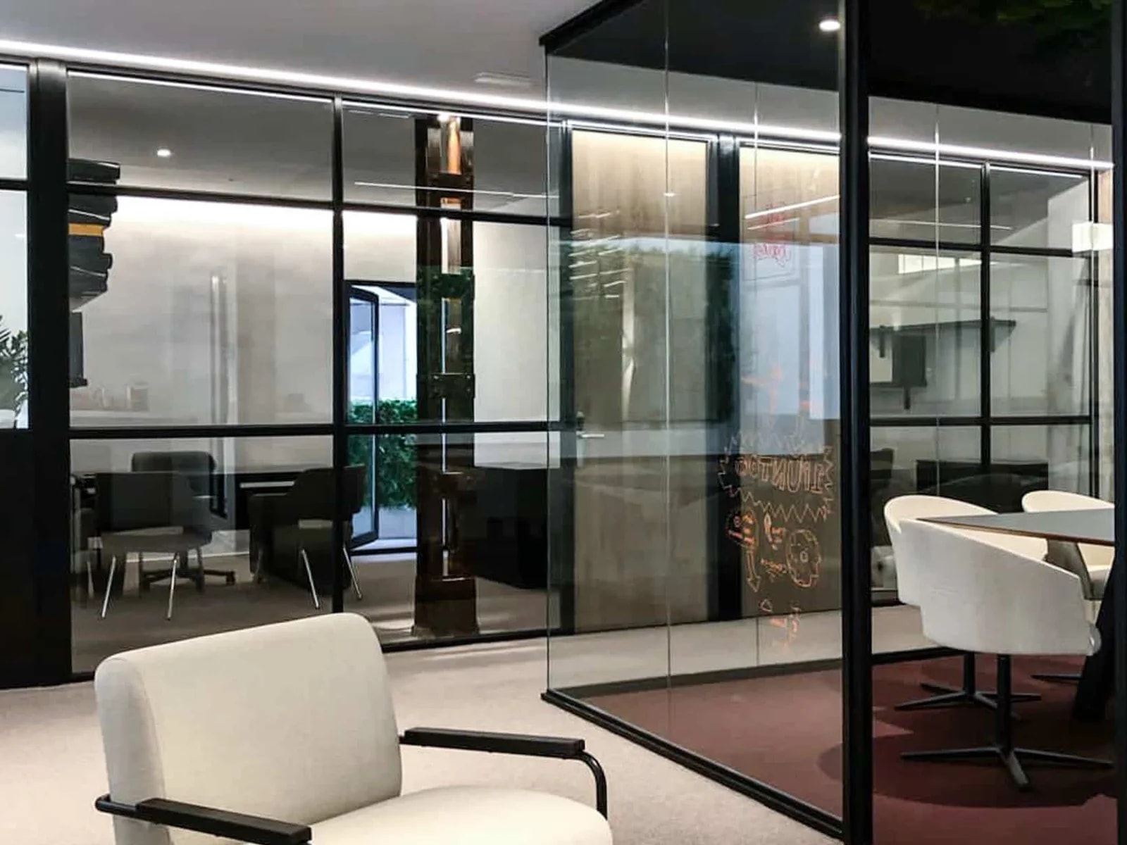 Separaciones para despachos en mampara m-500 con perfileria en aluminio y tablero de melamina en color blanco. Modulado madera-cristal-madera con puertas de melamina blanca. Fabricado por vilu-ofis